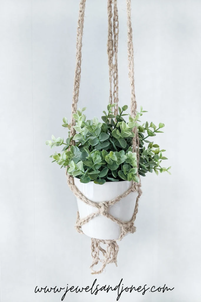 a free pattern for the crochet plant hanger