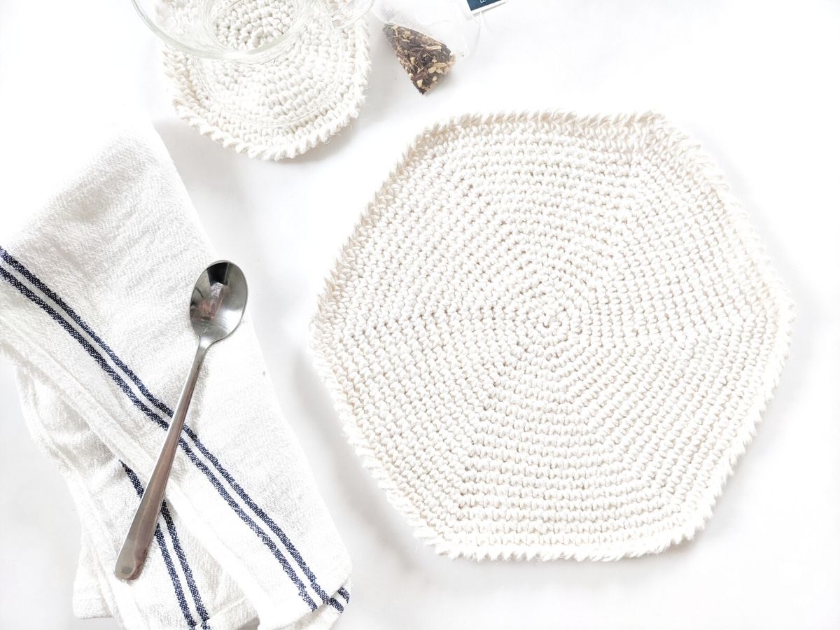 a round crochet placemat made out of single crochets with a crochet circle coaster