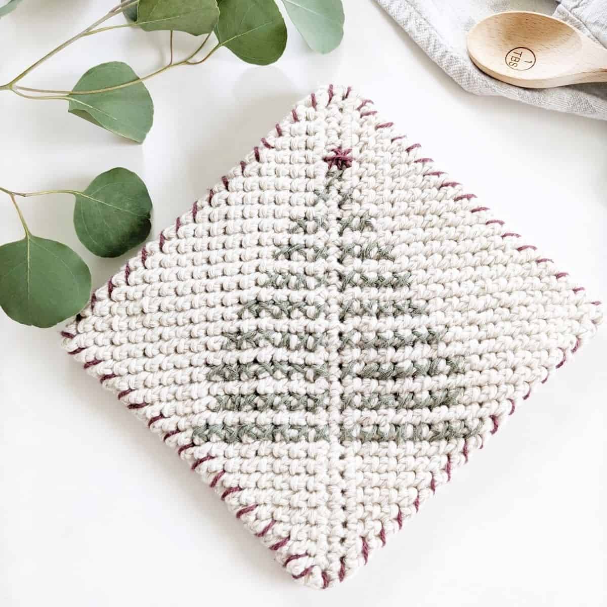 free crochet Christmas Tree Potholder Pattern by Jewels and Jones