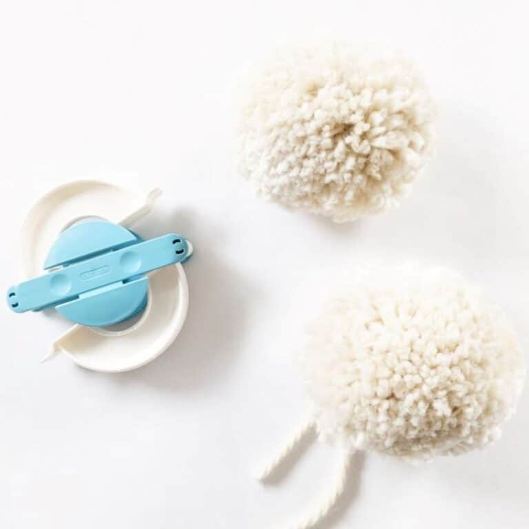 how to make a perfect pom pom using a pom pom maker.