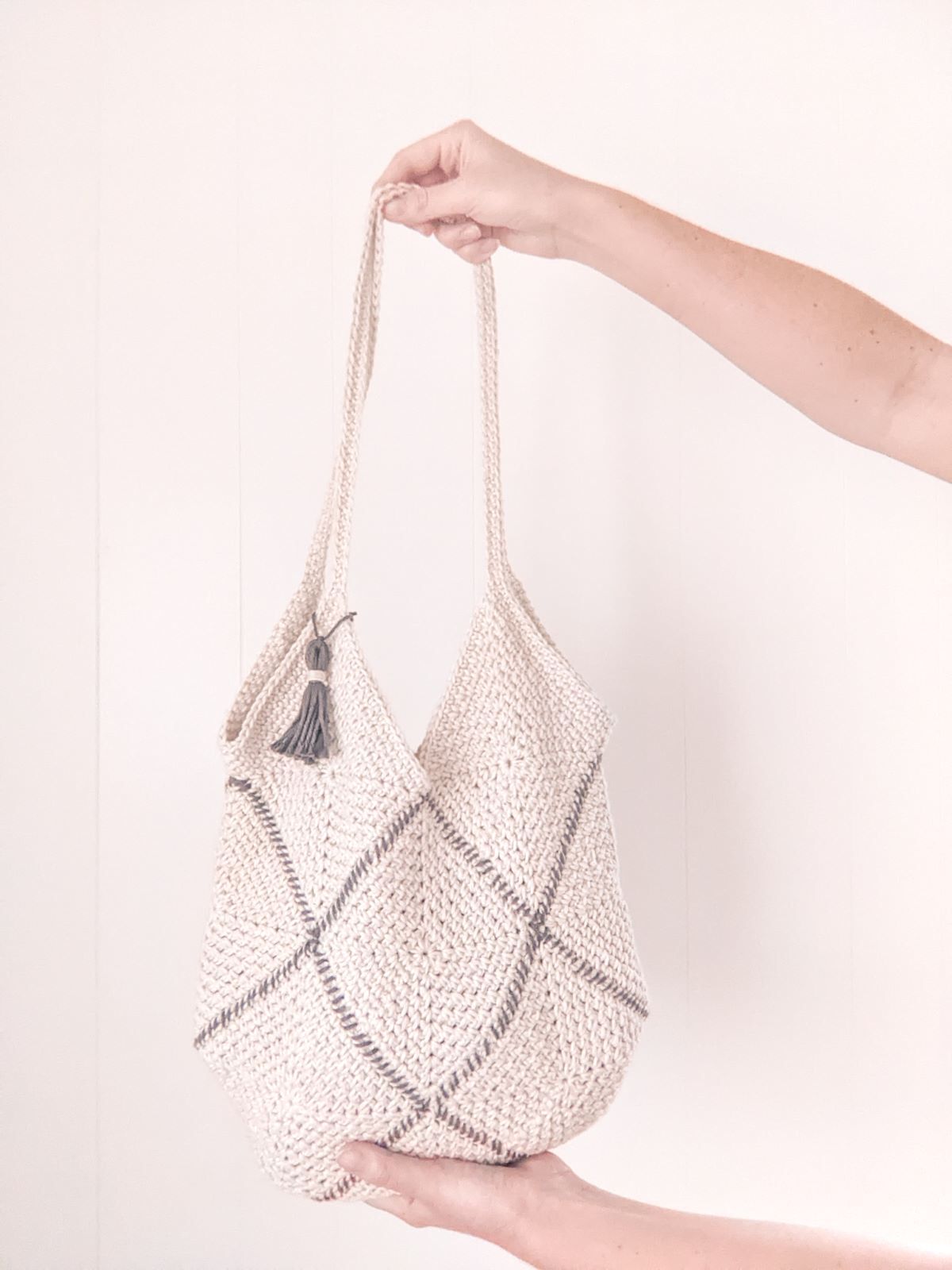 A 13 crochet granny square bag pattern.
