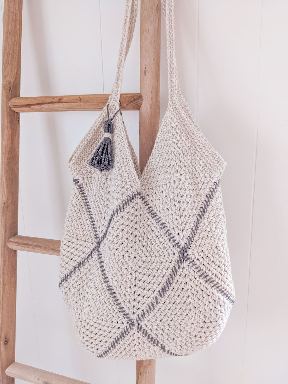 free crochet granny square bag pattern.