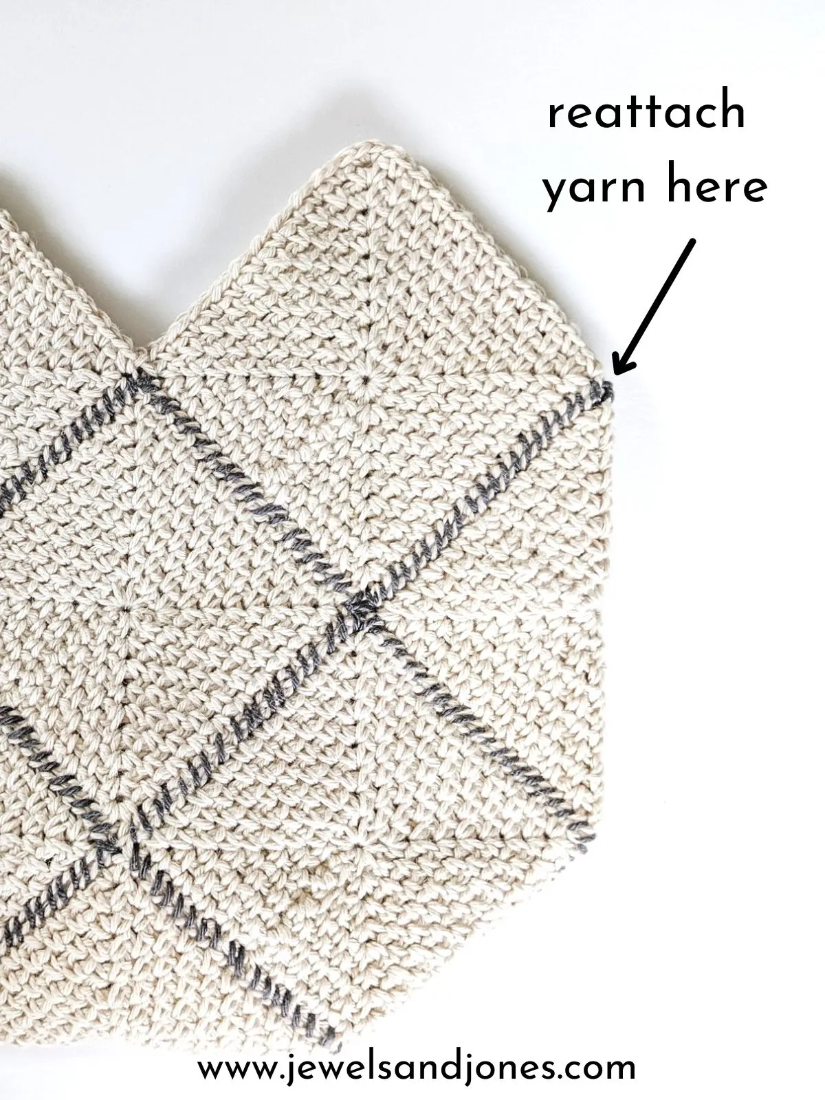 Image shows how to make straps for your crochet bag.