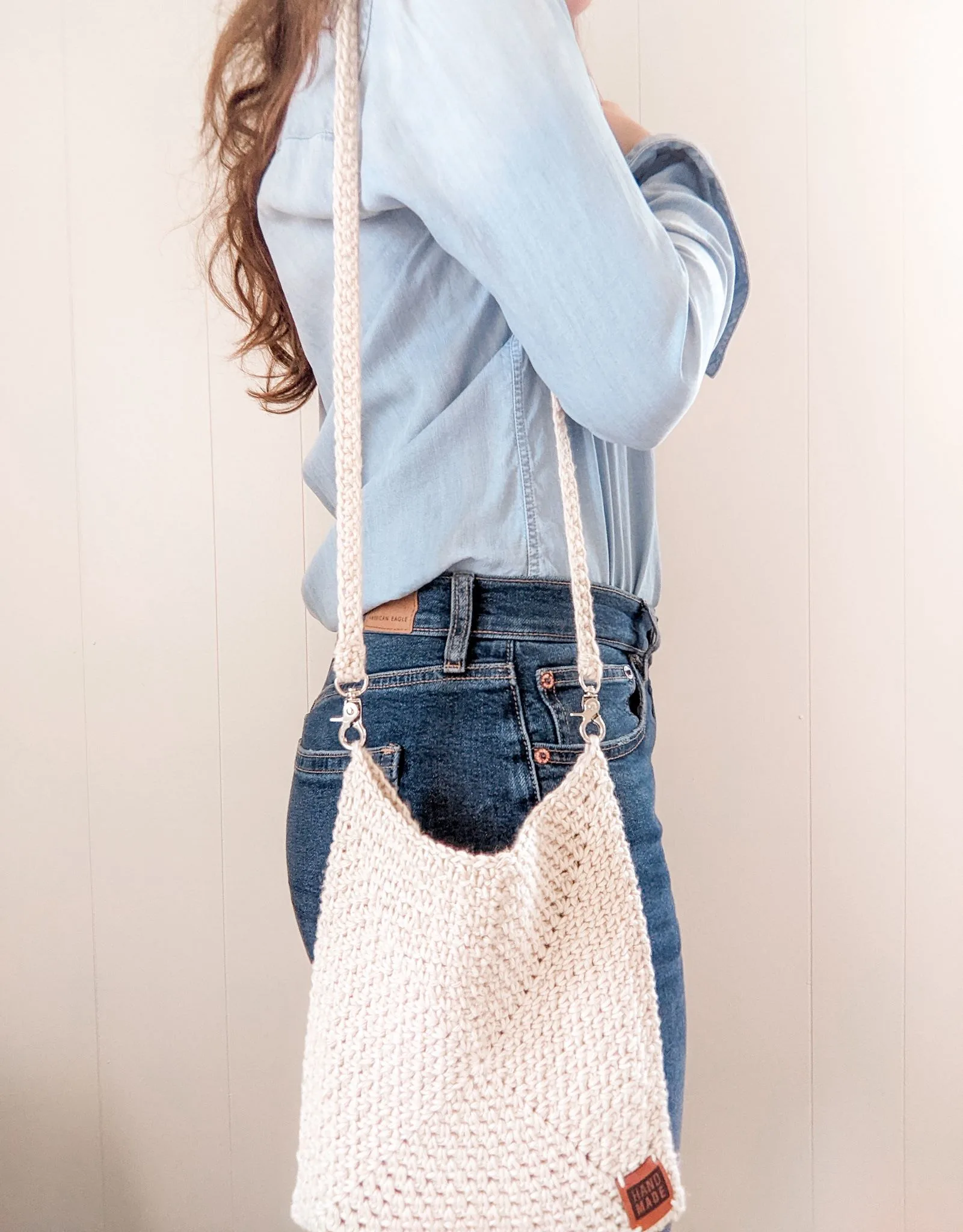 A side view of the crochet crossbody bag pattern.