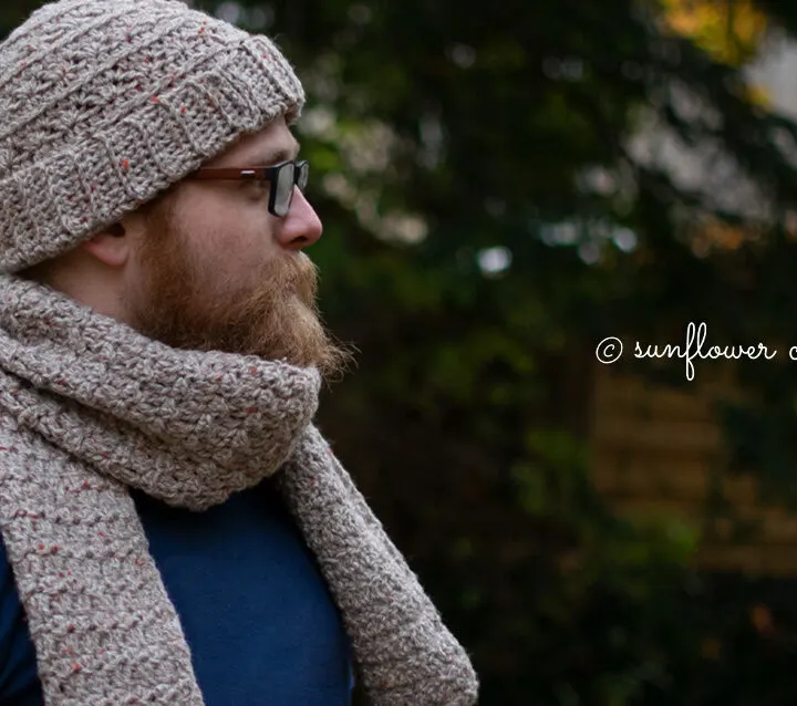 Model is wearing a grey scarf and grey beanie.