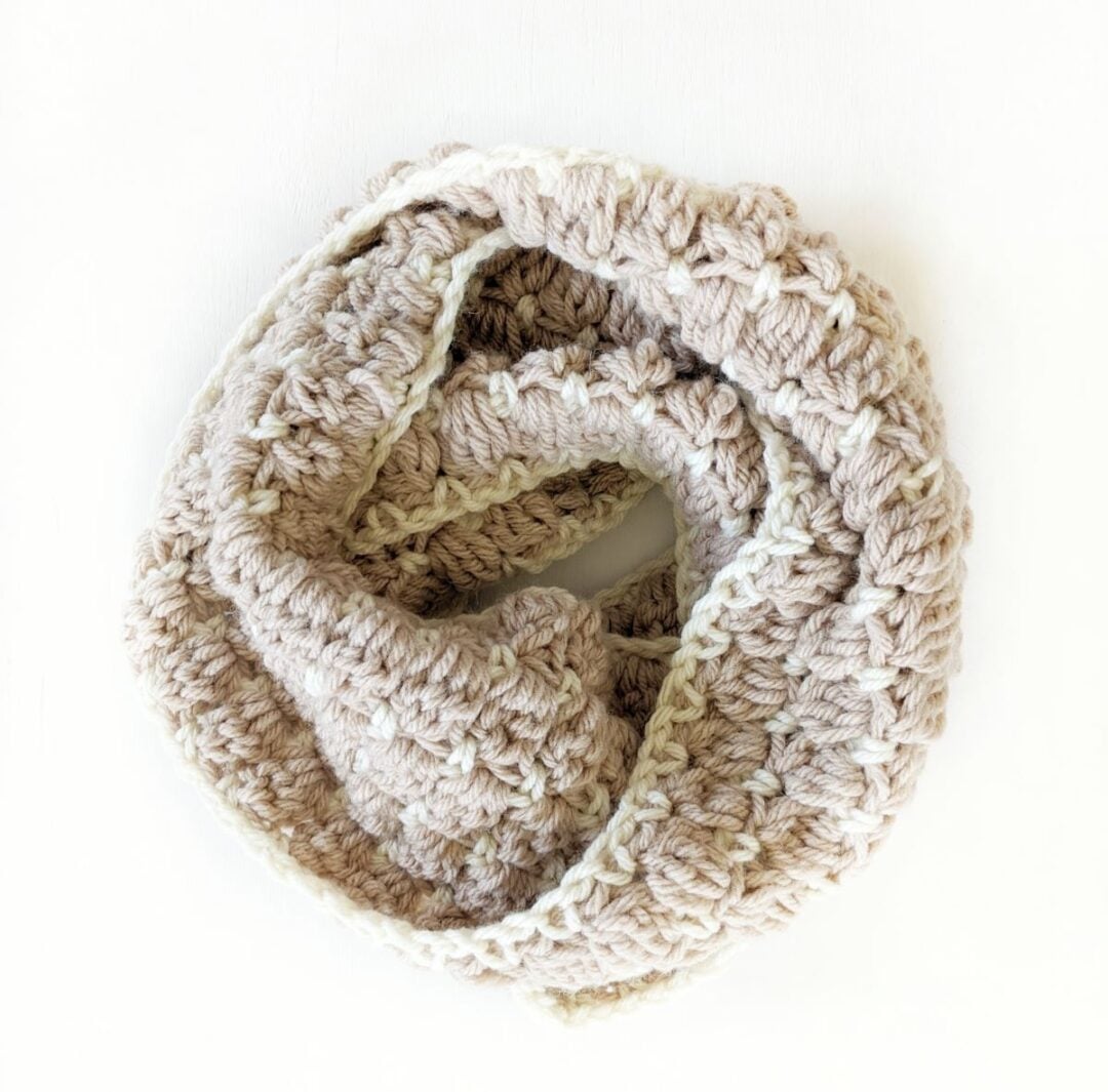 Free Chunky Crochet Infinity Scarf Pattern | Jewels and Jones