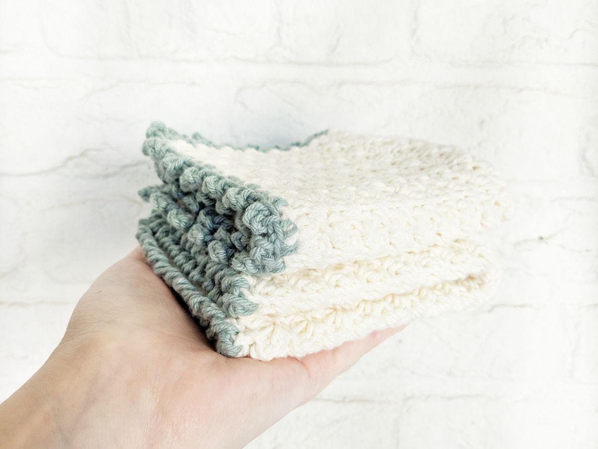 Free crochet washcloth pattern with 2 different border options.