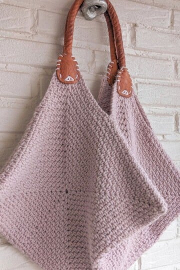 A free crochet bag pattern that's made entirely from moss stitch squares.