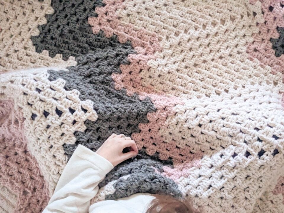 Easy Chunky Chevron Crochet Blanket Pattern | Jewels and Jones
