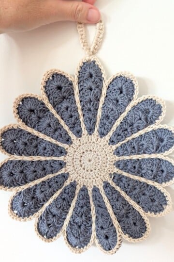 A vintage crochet flower potholder pattern.
