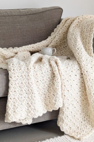 A free crochet blanket pattern that uses chunky yarn.