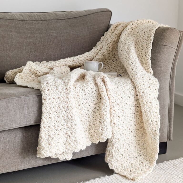 A free crochet blanket pattern that uses chunky yarn.