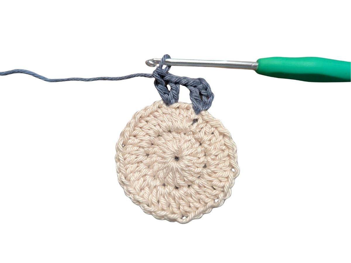 A crochet circle with a 4 double crochets.