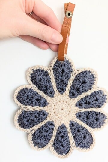 A free vintage crochet flower pattern.