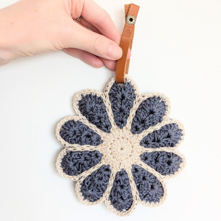 A free vintage crochet flower pattern.