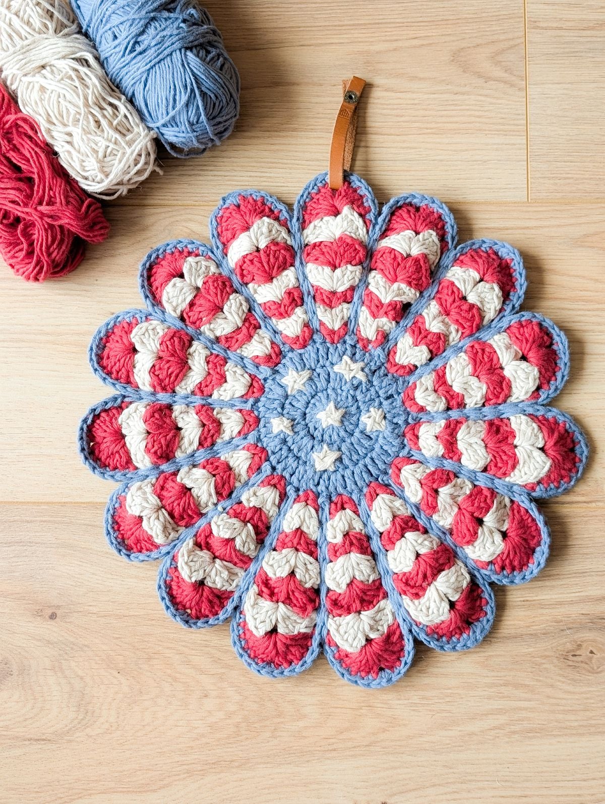 A patriotic crochet potholder pattern in the colors red, white, and blue. 
